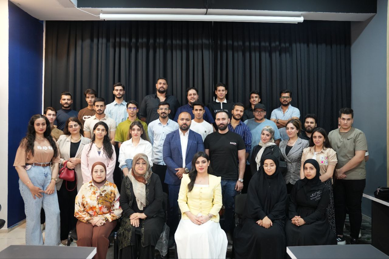 بالتعاون ما بين وحده التاهيل والتوظيف والمتابعه في الكلية التقنية الادارية /بغداد وشركة بيت الحكمة  للتدريب اقيمت يوم السبت المصادف 2/8 ورشة تدريبيه حضورية لنخبة من طلبتنا  تحت عنوان  ( الذكاء التسويقي /خطوات بسيطة وتأثير كبير  ) الورشة اقيمت في مقر الشركة وبحضور عدد كبير من طلبتنا و خريجينا