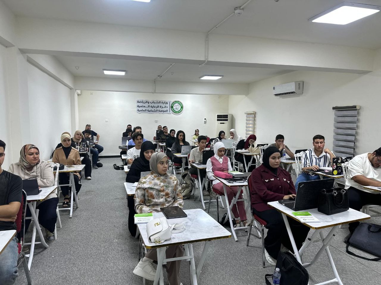 بالتعاون ما بين وحدة التاهيل و ا لتوظيف والمتابعة في الكلية التقنية الادارية /بغداد ودائرة الرعاية العلمية في وزارة الشباب والرياضه  شارك نخبة من طلبة الكلية في دورة تدريبية مجانية حضورية بعنوان  (برنامج canva لتصميم العروض و المحتوى البصري) يوم الأحد الموافق 2025/7/13 و لمدة خمسة ايام كل التوفيق لطلبتنا المجتهدين